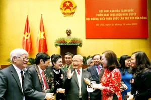 Tổng Bí thư Nguyễn Phú Trọng trò chuyện với các văn nghệ sĩ, trí thức, đại biểu tại Hội nghị Văn hóa toàn quốc ngày 24-11-2021. Ảnh: TRẦN HUẤN