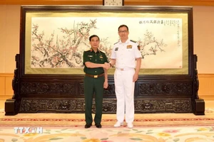 Đại tướng Phan Văn Giang và Thượng tướng Đổng Quân, Bộ trưởng Bộ Quốc phòng Trung Quốc (Ảnh TTXVN)