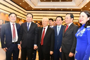 Tổng Bí thư Nguyễn Phú Trọng và các đại biểu dự Lễ kỷ niệm “60 năm Ngày Bác Hồ gặp mặt đội ngũ trí thức và 40 năm Ngày thành lập Liên hiệp các Hội Khoa học và Kỹ thuật Việt Nam. Ảnh: Đăng Khoa