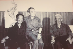 Trung tướng Lê Đức Anh - Tư lệnh Quân khu 9 và Đại tướng Võ Nguyên Giáp - Ủy viên Bộ Chính trị, Bộ trưởng Quốc phòng trong chuyến thăm của Đại tướng tới Quân khu 9 năm 1976. Ảnh: Thư viện Đại tướng Lê Đức Anh