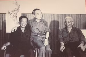 Trung tướng Lê Đức Anh - Tư lệnh Quân khu 9 và Đại tướng Võ Nguyên Giáp - Ủy viên Bộ Chính trị, Bộ trưởng Quốc phòng trong chuyến thăm của Đại tướng tới Quân khu 9 năm 1976. Ảnh: Thư viện Đại tướng Lê Đức Anh