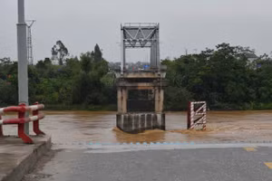 Cầu Phong Châu (Phú Thọ) bị sập, sáng 9/9. (Ảnh: THÀNH ĐẠT)