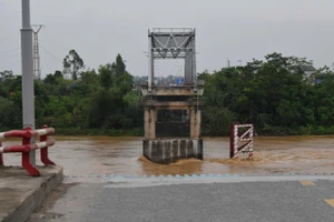 Cầu Phong Châu (Phú Thọ) bị sập, sáng 9/9. (Ảnh: THÀNH ĐẠT)