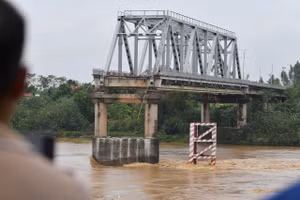 Cầu Phong Châu sau khi bị sập. Ảnh: THÀNH ĐẠT