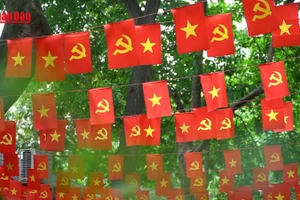 [Video] Nghề "giữ hồn" lá cờ Tổ quốc