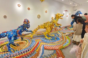 Phòng trưng bày mô hình khủng long được làm từ đồ chơi nhựa.