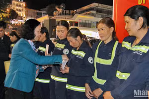 Đồng chí Trương Thị Mai trao quà Tết tặng các lao công đang làm việc trong đêm giao thừa tại thành phố Đà Lạt.