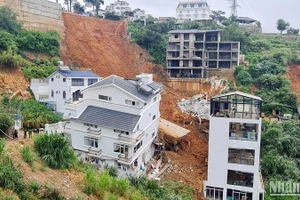 Hiện trường vụ sạt lở nghiêm trọng tại phường 10, thành phố Đà Lạt vào rạng sáng 29/6.
