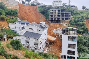 Hiện trường vụ sạt lở nghiêm trọng tại phường 10, thành phố Đà Lạt vào rạng sáng 29/6.