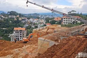 Lực lượng chức năng xử lý khắc phục hậu quả vụ sạt lở tại phường 10, thành phố Đà Lạt.