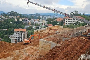 Lực lượng chức năng xử lý khắc phục hậu quả vụ sạt lở tại phường 10, thành phố Đà Lạt.