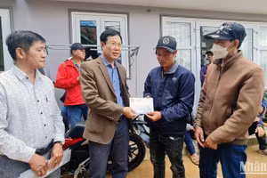 Chủ tịch Ủy ban Mặt trận Tổ quốc Việt Nam tỉnh Lâm Đồng Phạm Triều thăm hỏi, hỗ trợ gia đình 2 nạn nhân bị vùi lấp trong vụ sạt lở.