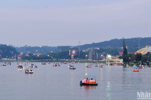 Trên hồ Xuân Hương, thành phố Đà Lạt dịp Lễ 30/4 và 1/5.