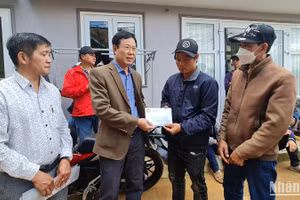 Chủ tịch Ủy ban Mặt trận Tổ quốc Việt Nam tỉnh Lâm Đồng Phạm Triều thăm, động viên gia đình nạn nhân bị thiệt mạng trong vụ sạt lở.