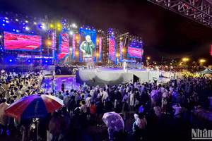 Lễ hội âm nhạc “Dalat Color Fun Festival 2024” diễn ra trong 2 đêm, 1 và 2/9, tại Quảng trường Lâm Viên, thành phố Đà Lạt, thu hút hàng nghìn người.