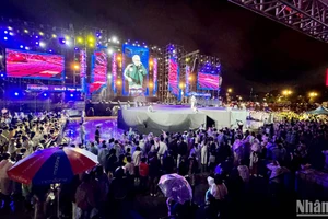 Lễ hội âm nhạc “Dalat Color Fun Festival 2024” diễn ra trong 2 đêm, 1 và 2/9, tại Quảng trường Lâm Viên, thành phố Đà Lạt, thu hút hàng nghìn người.