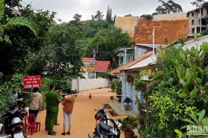 Cơ quan chức năng phong tỏa hiện trường vụ sạt lở tại phường 10, thành phố Đà Lạt để xử lý vụ việc.