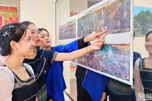 Học sinh đồng bào dân tộc thiểu số tại Lâm Đồng trải nghiệm ấn bản tranh panorama "Chiến dịch Điện Biên Phủ".