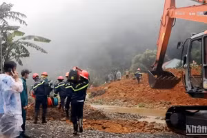 Các lực lượng triển khai công tác cứu nạn, cứu hộ vụ sạt lở trên đèo Bảo Lộc vào ngày 30/7. 