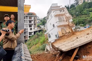 Ngôi nhà bị xô lệch trong vụ sạt lở nghiêm trọng tại phường 10, thành phố Đà Lạt rạng sáng 29/6.