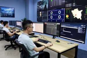 Trung tâm điều hành an ninh mạng SOC tỉnh Thái Bình. (Ảnh: TTXVN)