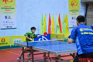 Tay vợt nhỏ tuổi Lý Gia Hùng (Lâm Đồng 2) trong trận thi đấu nội dung đồng đội nam với đội CLB Hà Nội T&T. 