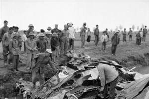 Chiếc B-52 đầu tiên bị Tiểu đoàn 59, Trung đoàn tên lửa 261 bắn rơi trên cánh đồng Chuôm, xã Phù Lỗ, huyện Đông Anh, TP Hà Nội, vào 20 giờ 13 phút đêm 18/12/1972. Ảnh tư liệu