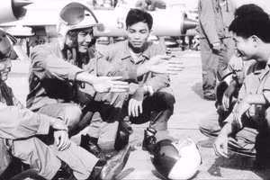 Anh hùng lực lượng vũ trang nhân dân Nguyễn Đức Soát (thứ hai từ trái sang) trao đổi kinh nghiệm chiến đấu với đồng đội. Ảnh tư liệu