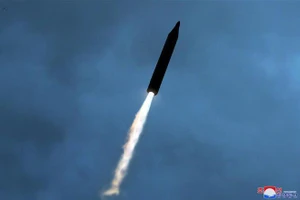 Một vụ phóng thử tên lửa đạn đạo trong cuộc tập trận chiến thuật của Quân đội Nhân dân Triều Tiên. (Ảnh: KCNA/TTXVN)