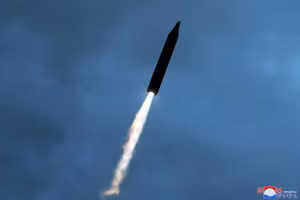 Một vụ phóng thử tên lửa đạn đạo trong cuộc tập trận chiến thuật của Quân đội Nhân dân Triều Tiên. (Ảnh: KCNA/TTXVN)