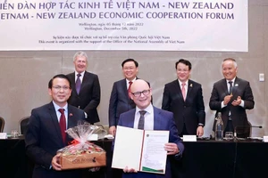 Chủ tịch Quốc hội Vương Đình Huệ và đại biểu chứng kiến Lễ trao thoả thuận về nhập khẩu nông sản của New Zealand sang Việt Nam trong khuôn khổ Diễn đàn Hợp tác kinh tế Việt Nam-New Zealand. (Ảnh TTXVN) 