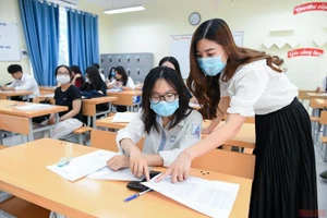 Thí sinh Hà Nội làm thủ tục dự thi tốt nghiệp THPT năm 2022. Ảnh: THÀNH ĐẠT