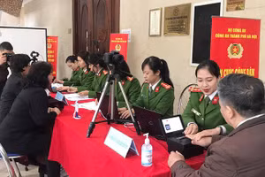 Công an tổ chức cấp Căn cước công dân. (Ảnh: Báo Điện tử Chính phủ)
