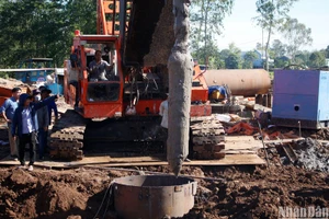 Hiện trường giải cứu bé trai rơi xuống và mắc kẹt trong ống cọc bê-tông tại Đồng Tháp.