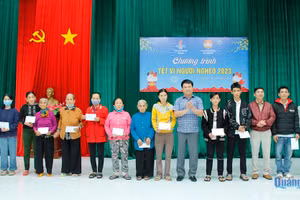 Tặng quà cho người nghèo ở xã Bình Thuận. (Ảnh: Báo Quảng Ngãi)