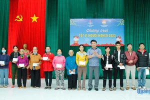 Tặng quà cho người nghèo ở xã Bình Thuận. (Ảnh: Báo Quảng Ngãi)