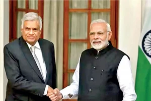 Tổng thống Sri Lanka Ranil Wickremesinghe và Thủ tướng Ấn Độ Narendra Modi. (Ảnh: Daily FT/VOV)