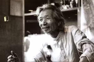 Nhạc sĩ Văn Cao qua ống kính của nghệ sĩ nhiếp ảnh Nguyễn Đình Toán. (Ảnh: Báo Quân đội nhân dân)