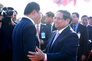 Thủ tướng Phạm Minh Chính và Thủ tướng Lào Sonexay Siphandone dự Lễ động thổ dự án Công viên Hữu nghị Lào-Việt Nam. (Ảnh: Dương Giang/TTXVN)