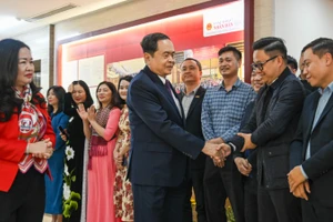 Chủ tịch Quốc hội Trần Thanh Mẫn với cán bộ, phóng viên báo Đại biểu Nhân dân. (Ảnh: DUY LINH)