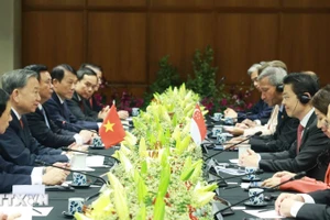 Tổng Bí thư Tô Lâm và Thủ tướng Cộng hòa Singapore, Tổng Thư ký Đảng Hành động nhân dân Singapore (PAP) Lawrence Wong hội đàm. (Ảnh: TTXVN)