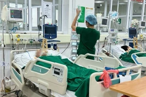 Điều trị bệnh nhân mắc cúm B tại Khoa Hồi sức tích cực, Bệnh viện Bệnh nhiệt đới Trung ương (Ảnh: MINH TÂM)