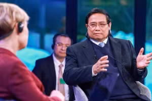 Thủ tướng Phạm Minh Chính trả lời tại Phiên Đối thoại chính sách đặc biệt “Bứt phá tới tương lai: Tầm nhìn của Việt Nam về đổi mới sáng tạo và vai trò toàn cầu” trong khuôn khổ Hội nghị Diễn đàn Kinh tế thế giới (WEF) Davos năm 2025. (Ảnh: NHẬT BẮC)