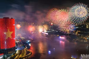 Pháo hoa rực sáng bầu trời Thành phố Hồ Chí Minh đêm 30/4, chào mừng 50 năm thống nhất đất nước. (Ảnh: THẾ ĐẠI)