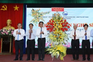 Lãnh đạo tỉnh Bình Dương trao tặng hoa chúc mừng đội ngũ văn nghệ sĩ. 