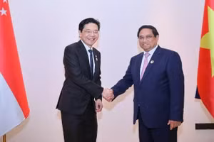 Thủ tướng Chính phủ Phạm Minh Chính và Thủ tướng Singapore Lawrence Wong hội đàm lần đầu tiên trong khuôn khổ cuộc gặp thường niên giữa hai Thủ tướng, nhân dịp dự Hội nghị Cấp cao ASEAN 44, 45, tháng 10/2024. (Ảnh: VGP)