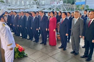 Tổng Bí thư Tô Lâm và đoàn trước tượng Bác. (Ảnh: Đỗ Vân/TTXVN)