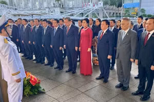 Tổng Bí thư Tô Lâm và đoàn trước tượng Bác. (Ảnh: Đỗ Vân/TTXVN)
