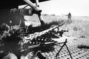 Sư đoàn 312, Quân đoàn 1 đánh chiếm sân bay Ông Lĩnh - Bình Chuẩn, ngày 27/4/1975. (Ảnh: Tư liệu/TTXVN)