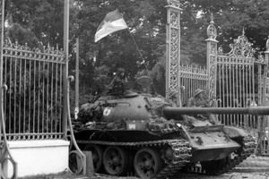 Xe tăng của Lữ đoàn Tăng-Thiết giáp 203, Sư đoàn 304, Quân đoàn 2 tiến vào Dinh Độc Lập, trưa 30/4/1975. (Ảnh: Trần Mai Hưởng/TTXVN)